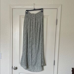 Maxi skirt with slit floral print